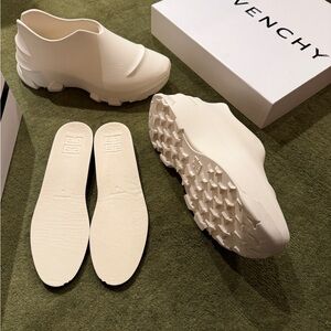 Givenchy Men’s Cream Sneakers like New!